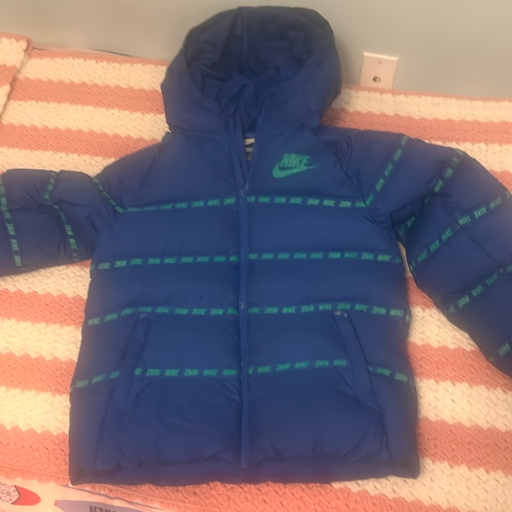 Nike kids winter jacket with hood
standard fit
size medium or 10-12